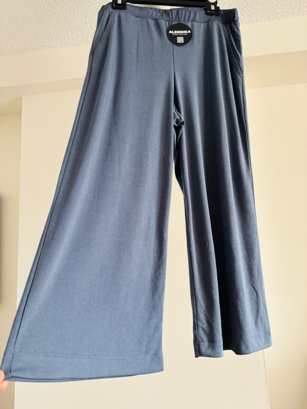 Alembika Pant Cropped Elastic Waist 
Euro Size 4/US Size 12-14